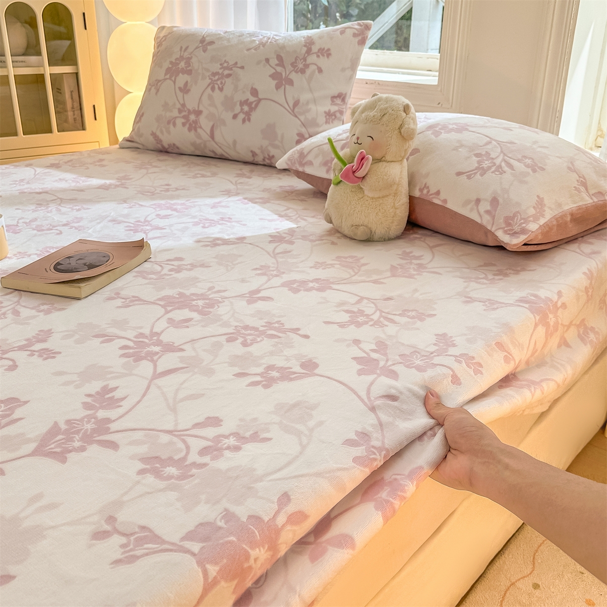 91家纺网 家纺一手货源 找家纺 灰鲸 2025新款立体雕花牛奶绒床笠 繁花-粉