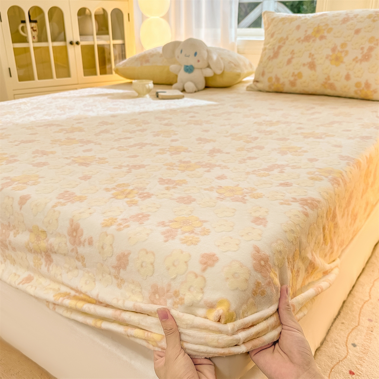 91家纺网 家纺一手货源 找家纺 灰鲸 2025新款立体雕花牛奶绒床笠 花海-黄