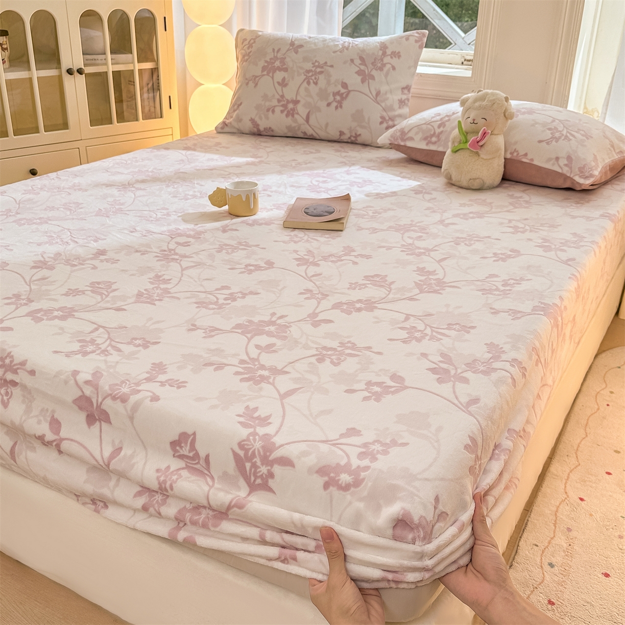 91家纺网 家纺一手货源 找家纺 灰鲸 2025新款立体雕花牛奶绒床笠 繁花-粉