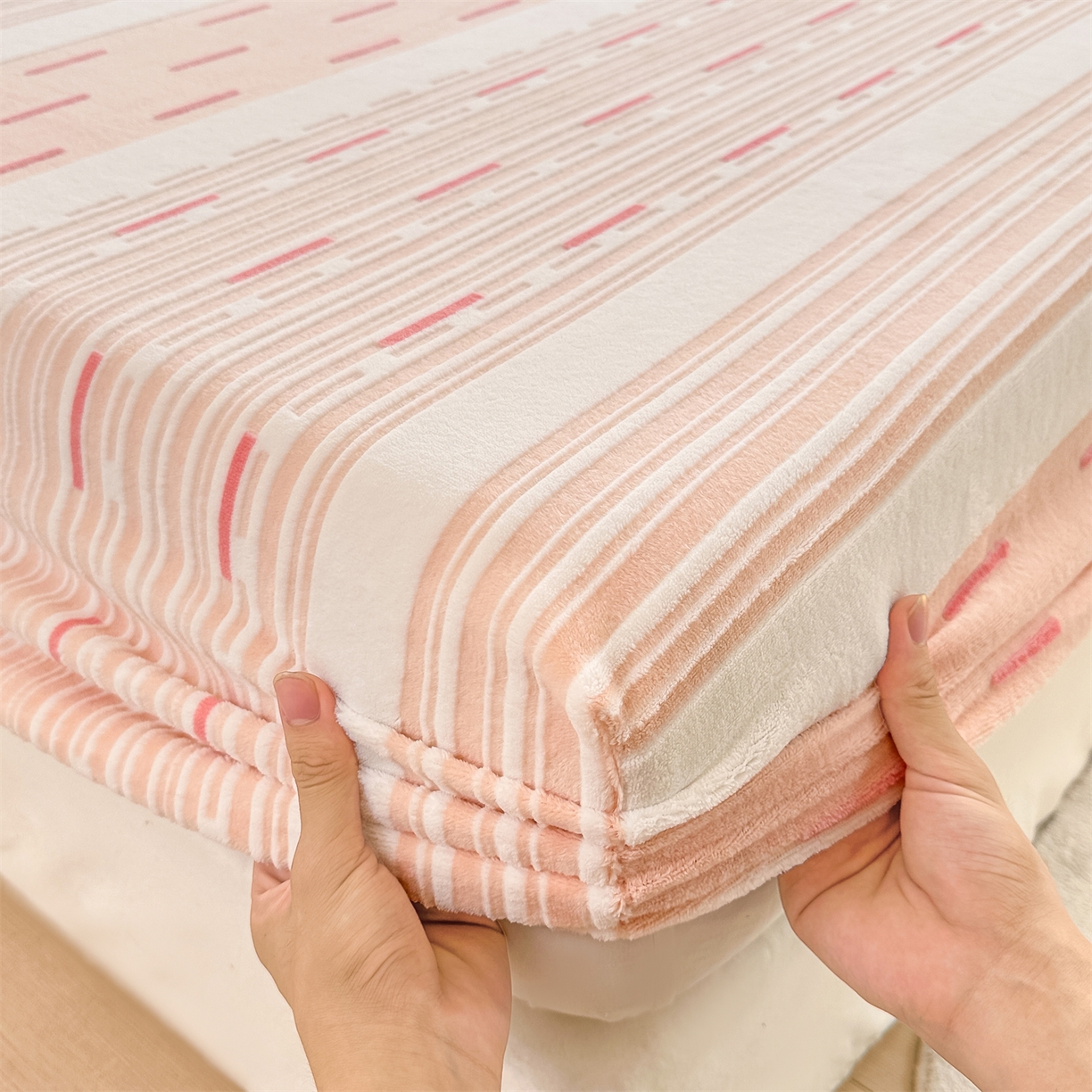 91家纺网 家纺一手货源 找家纺 灰鲸 2025新款立体雕花牛奶绒床笠 速写-粉