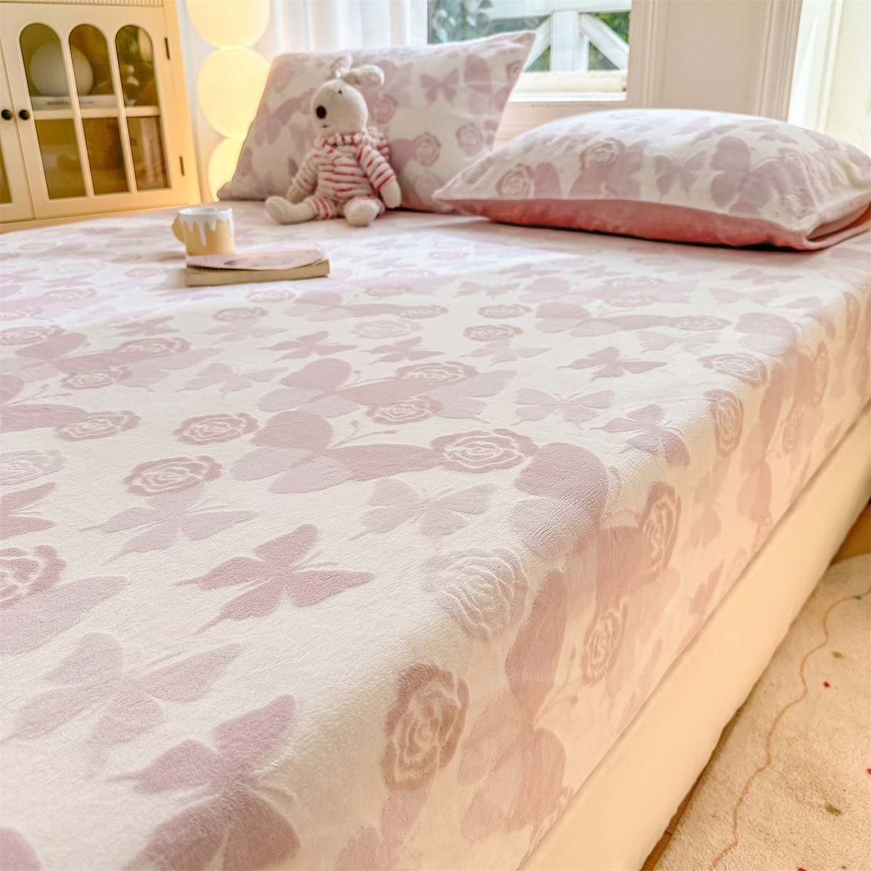 91家纺网 家纺一手货源 找家纺 灰鲸 2025新款立体雕花牛奶绒床笠 蝶花-粉