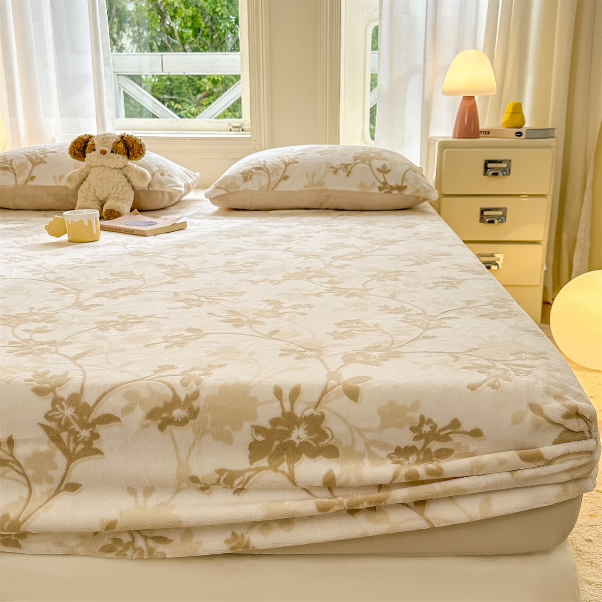 91家纺网 家纺一手货源 找家纺 灰鲸 2025新款立体雕花牛奶绒床笠 繁花-杏