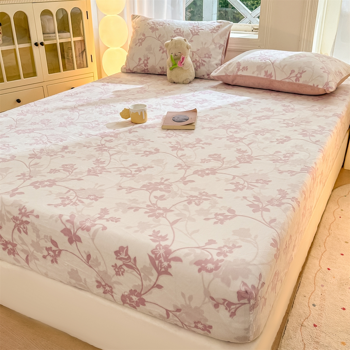 91家纺网 家纺一手货源 找家纺 灰鲸 2025新款立体雕花牛奶绒床笠 繁花-粉