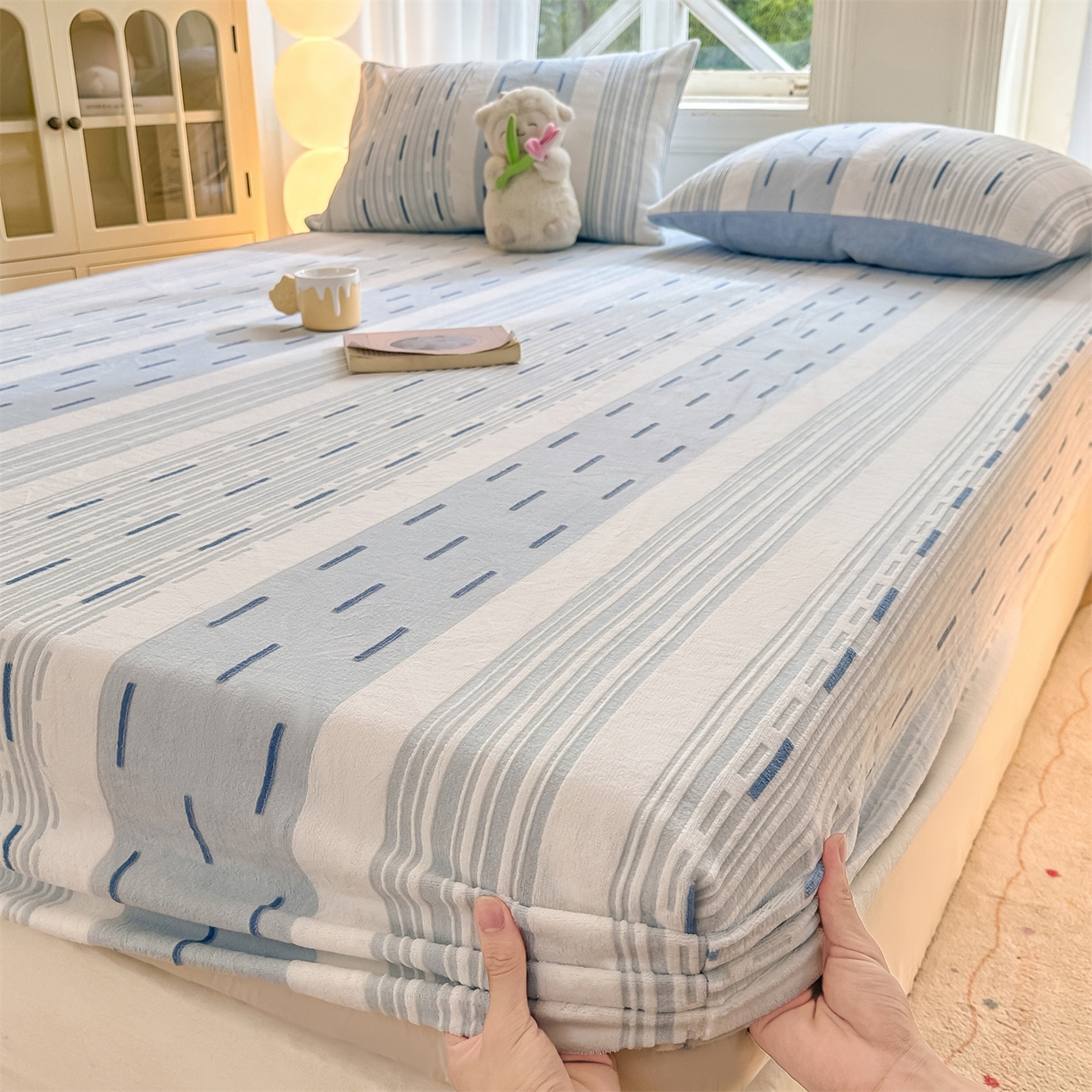 91家纺网 家纺一手货源 找家纺 灰鲸 2025新款立体雕花牛奶绒床笠 速写-蓝