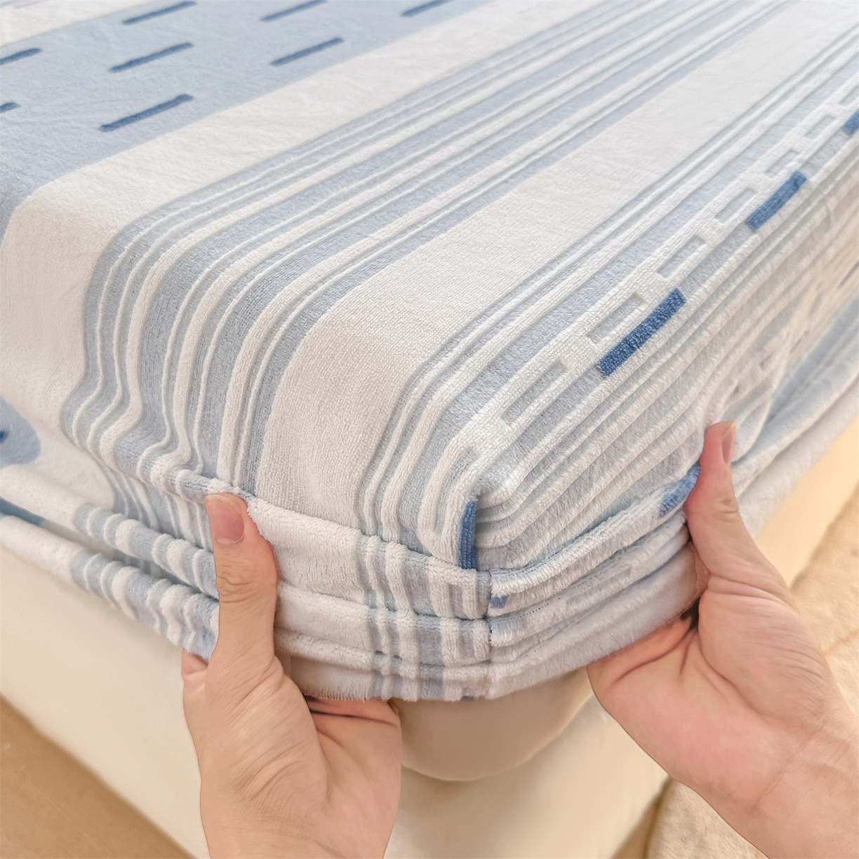 91家纺网 家纺一手货源 找家纺 灰鲸 2025新款立体雕花牛奶绒床笠 速写-蓝