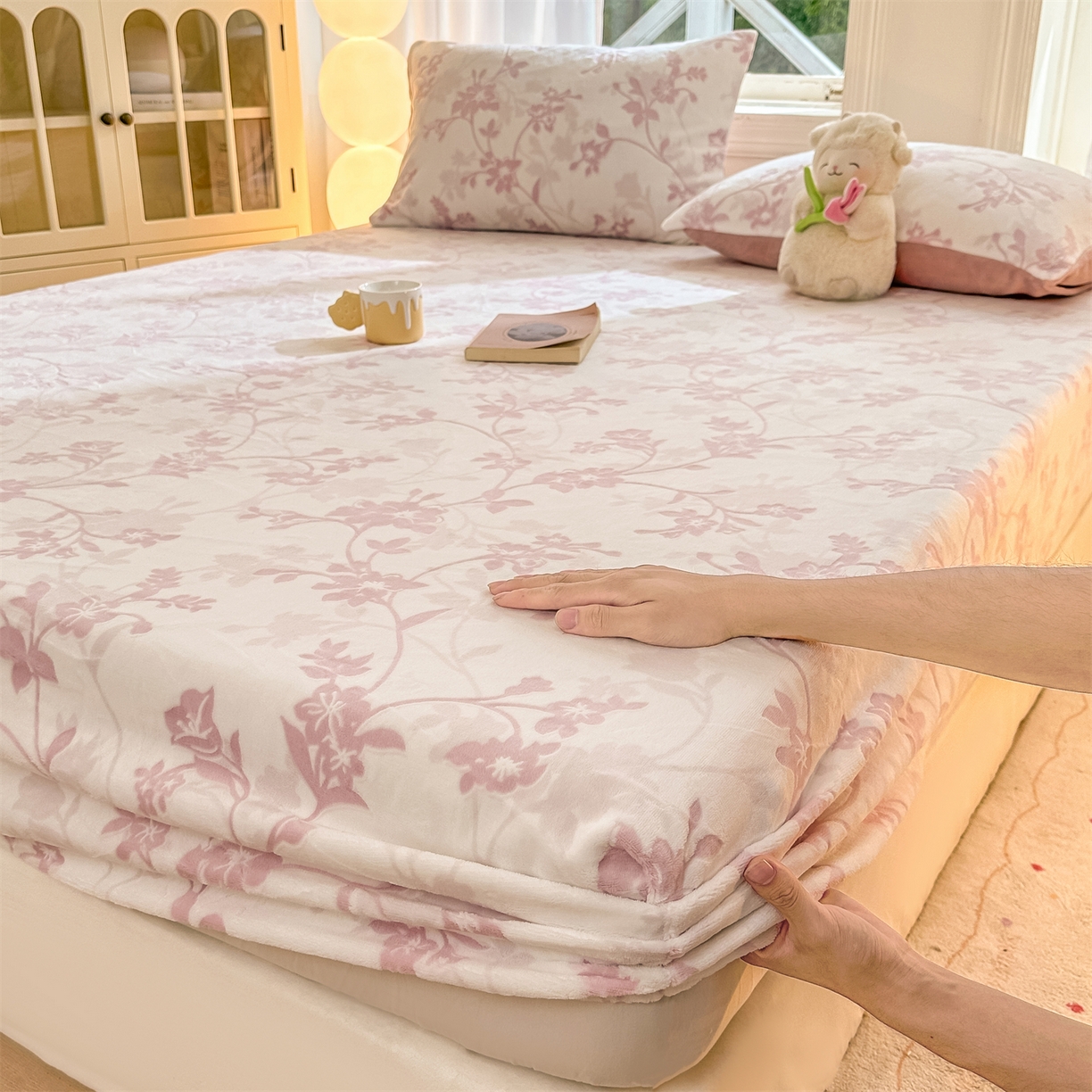 91家纺网 家纺一手货源 找家纺 灰鲸 2025新款立体雕花牛奶绒床笠 繁花-粉