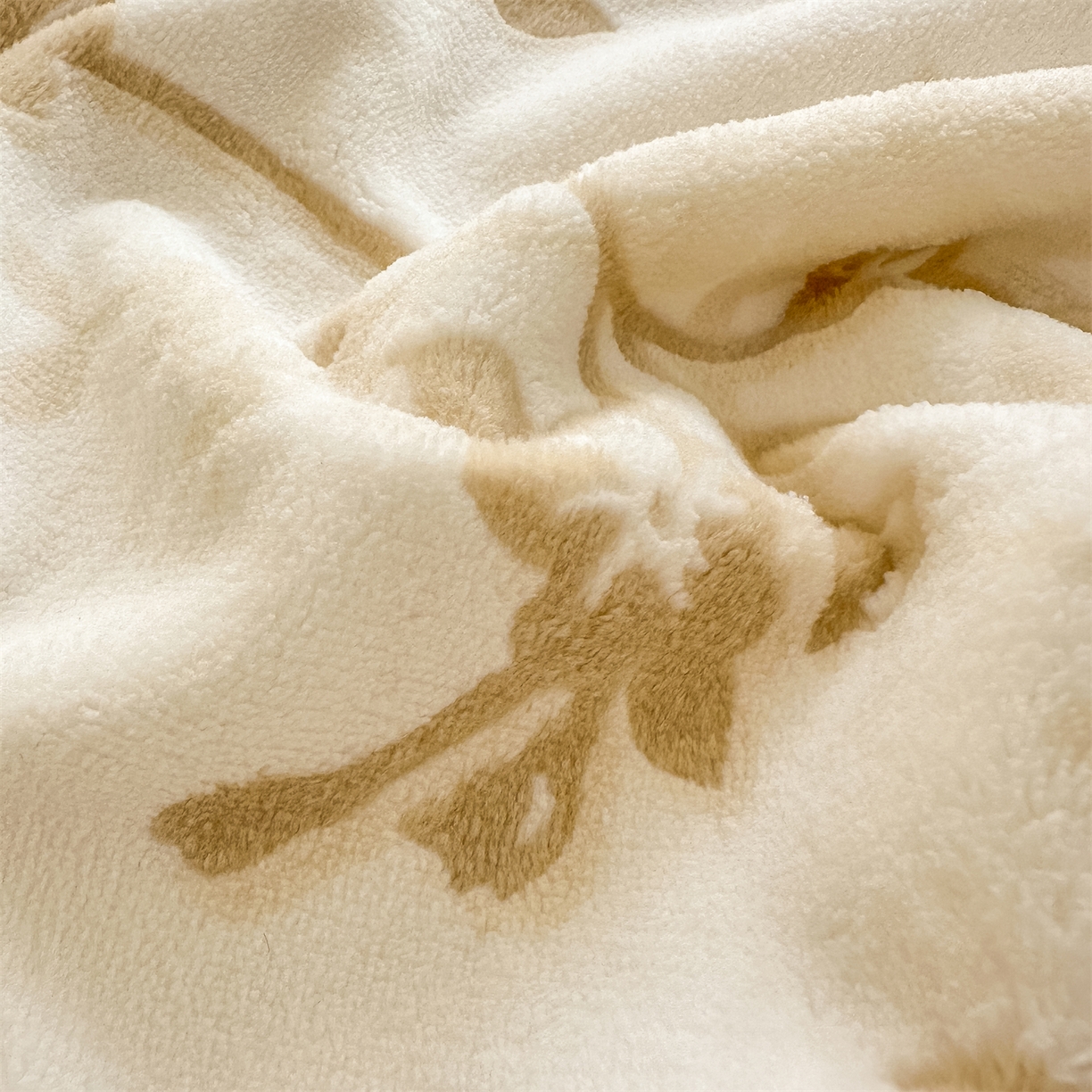 91家纺网 家纺一手货源 找家纺 灰鲸 2025新款立体雕花牛奶绒床笠 繁花-杏