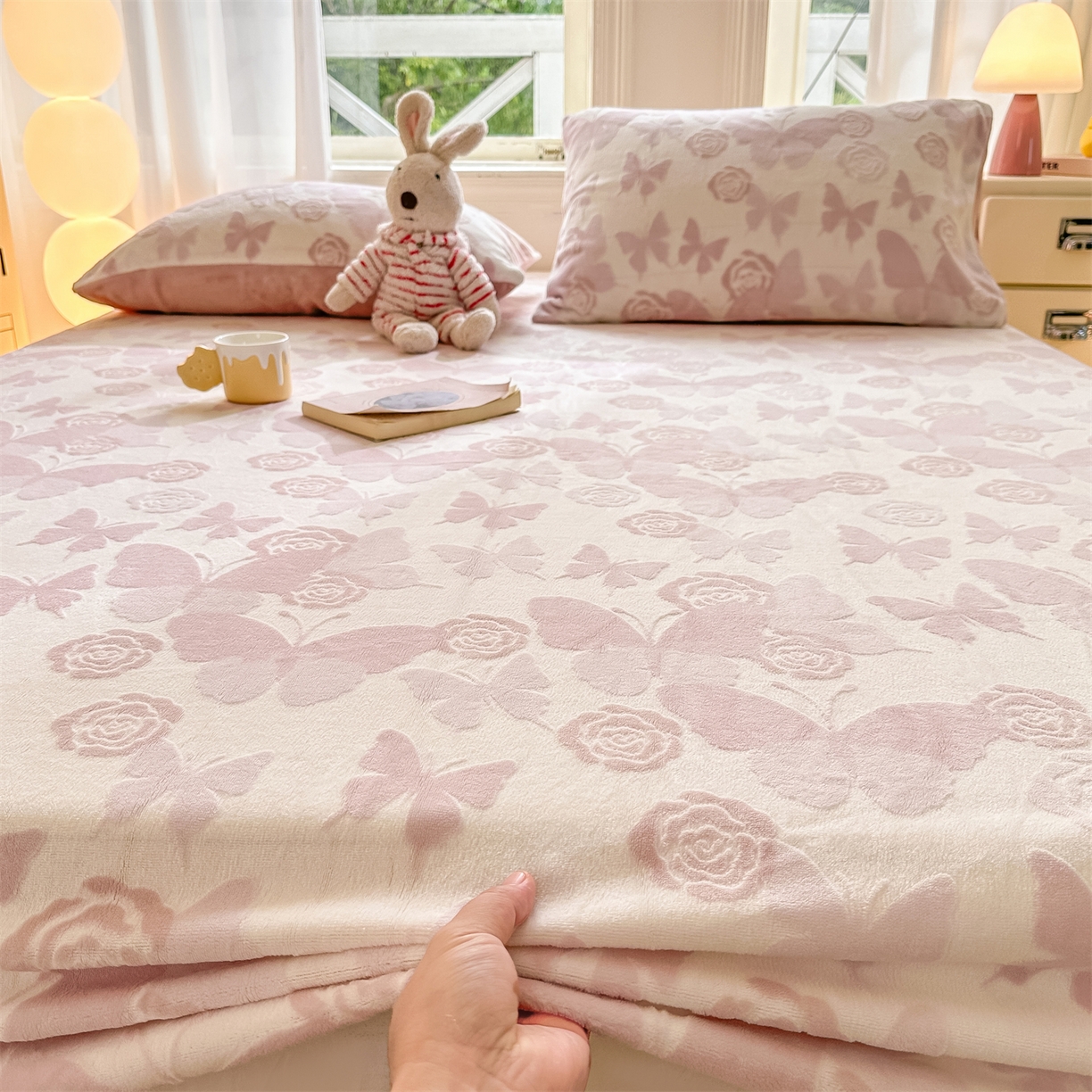 91家纺网 家纺一手货源 找家纺 灰鲸 2025新款立体雕花牛奶绒床笠 蝶花-粉