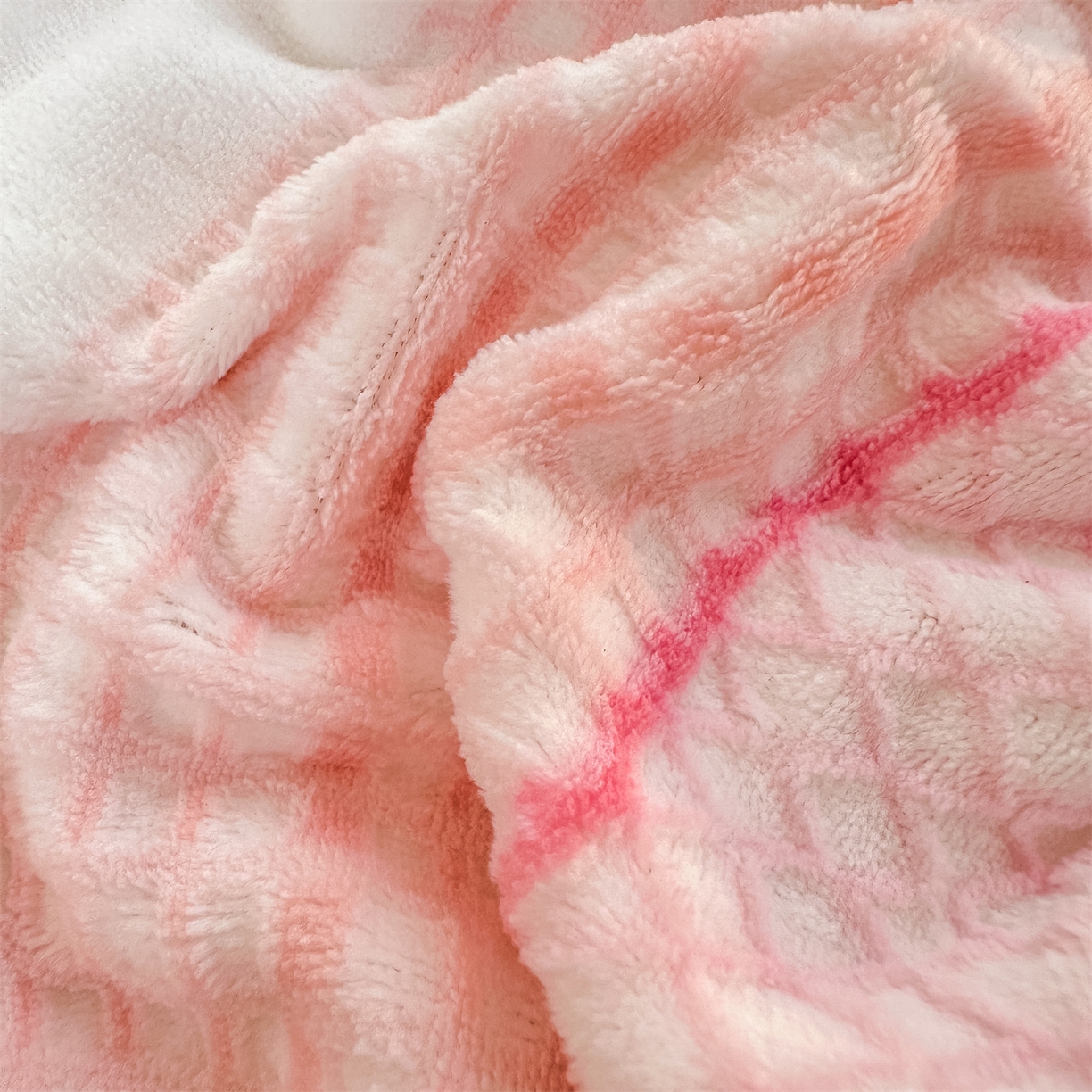 91家纺网 家纺一手货源 找家纺 灰鲸 2025新款立体雕花牛奶绒床笠 泛歌-粉