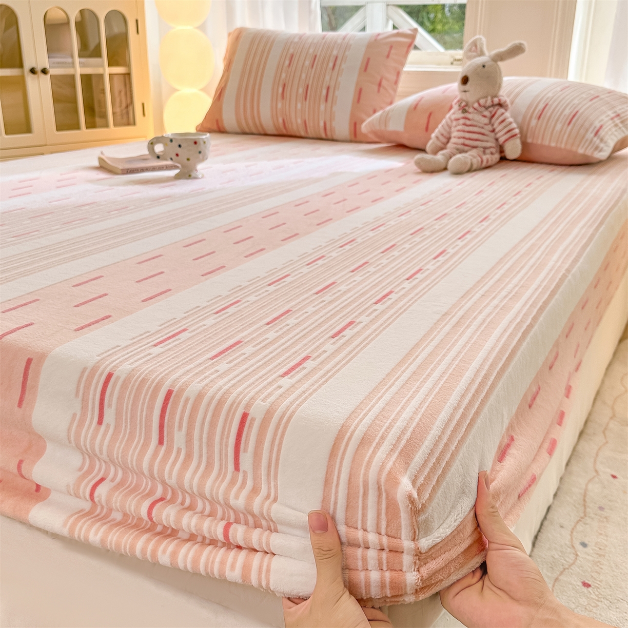 91家纺网 家纺一手货源 找家纺 灰鲸 2025新款立体雕花牛奶绒床笠 速写-粉