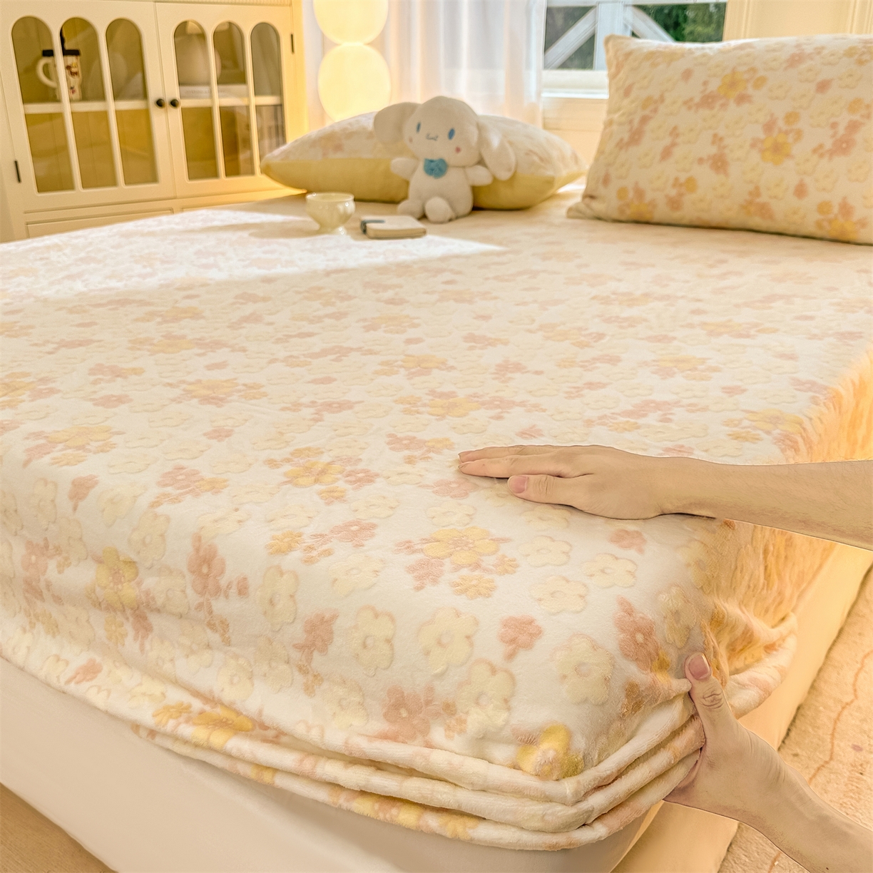 91家纺网 家纺一手货源 找家纺 灰鲸 2025新款立体雕花牛奶绒床笠 花海-黄