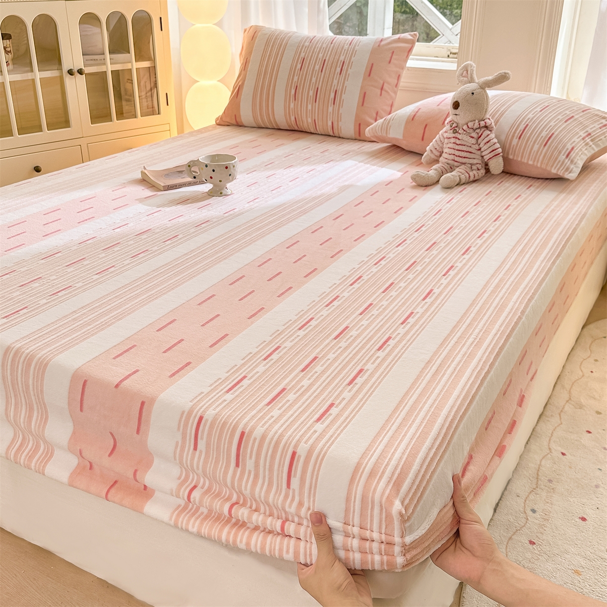 91家纺网 家纺一手货源 找家纺 灰鲸 2025新款立体雕花牛奶绒床笠 速写-粉