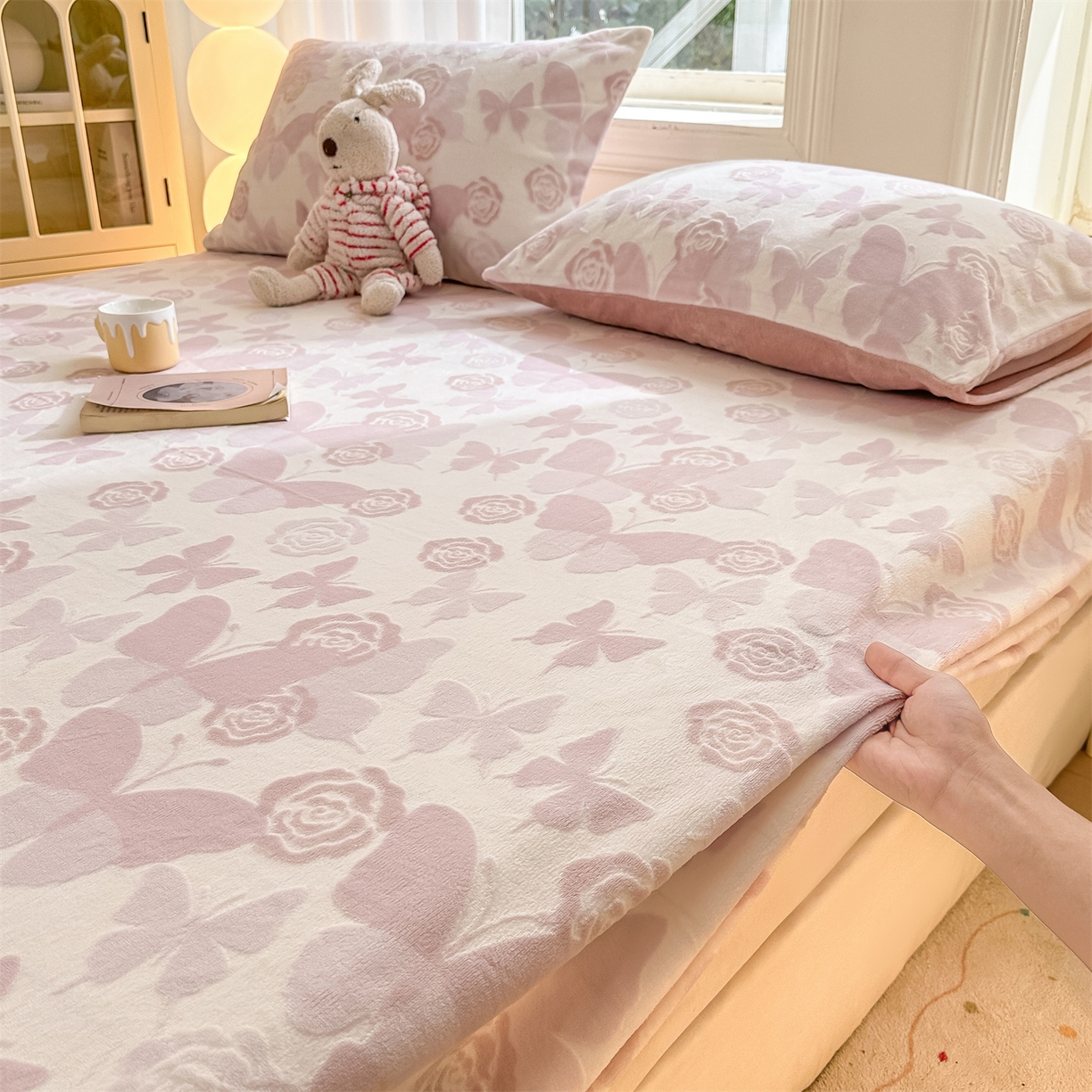 91家纺网 家纺一手货源 找家纺 灰鲸 2025新款立体雕花牛奶绒床笠 蝶花-粉