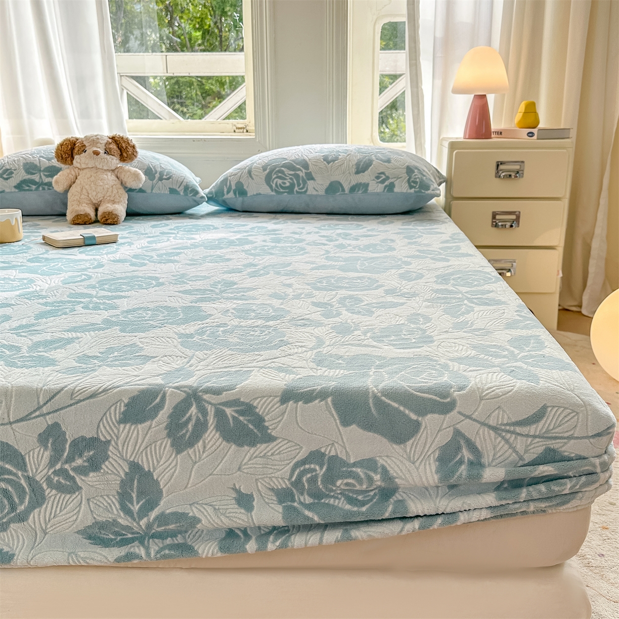 91家纺网 家纺一手货源 找家纺 灰鲸 2025新款立体雕花牛奶绒床笠 爱意-蓝