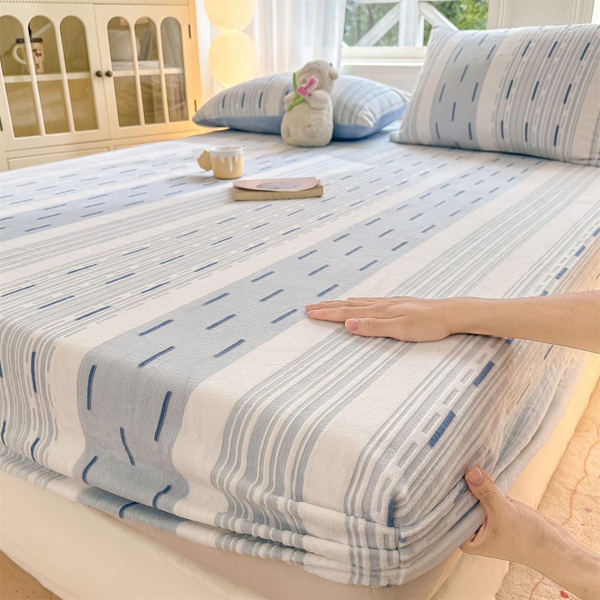 91家纺网 家纺一手货源 找家纺 灰鲸 2025新款立体雕花牛奶绒床笠 速写-蓝