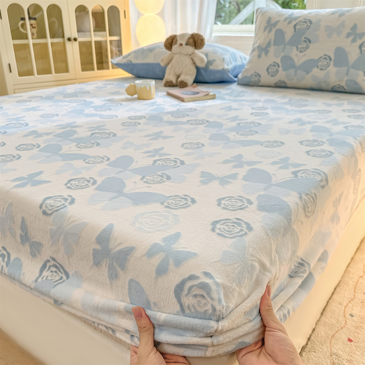 91家纺网 家纺一手货源 找家纺 灰鲸 2025新款立体雕花牛奶绒床笠 蝶花-蓝