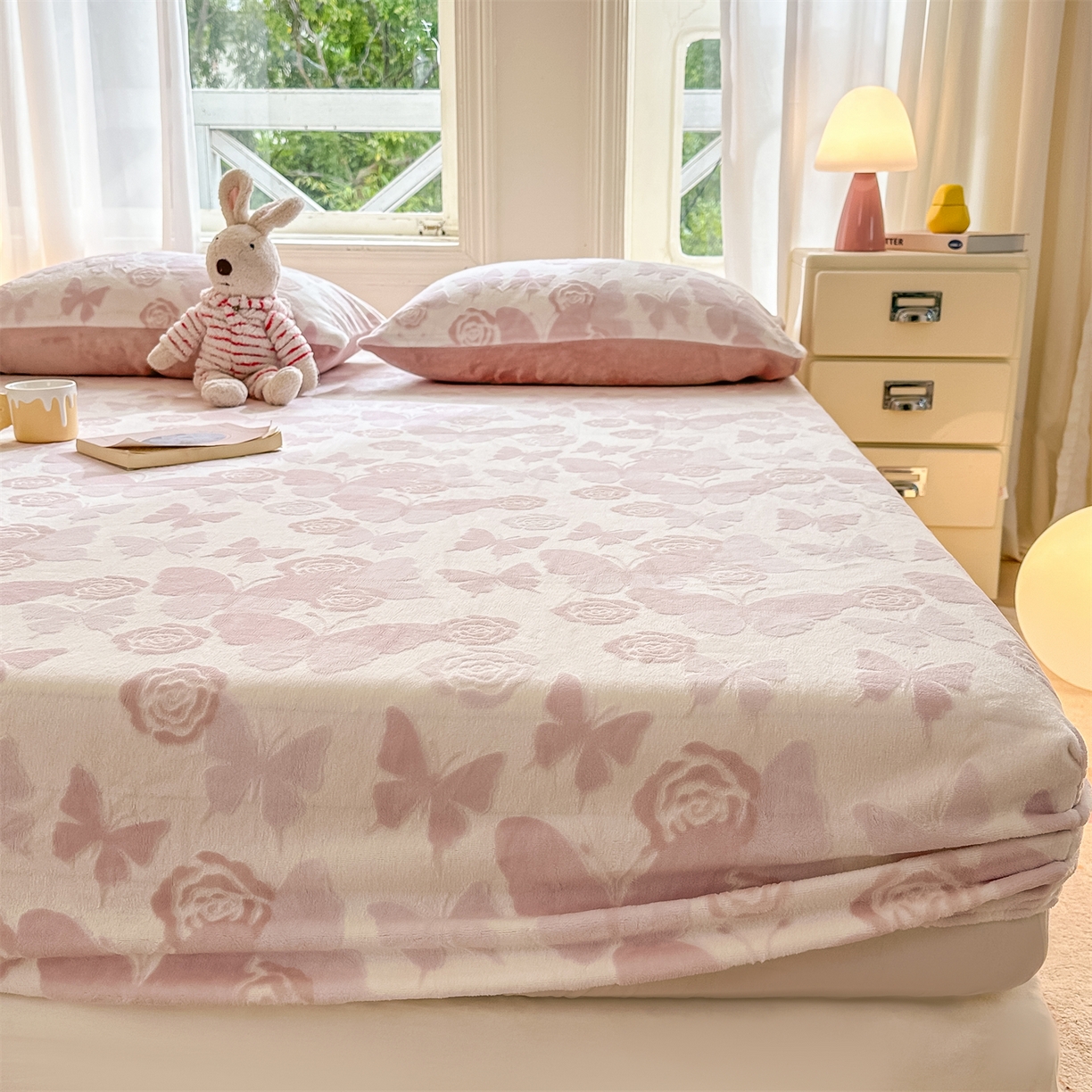 91家纺网 家纺一手货源 找家纺 灰鲸 2025新款立体雕花牛奶绒床笠 蝶花-粉