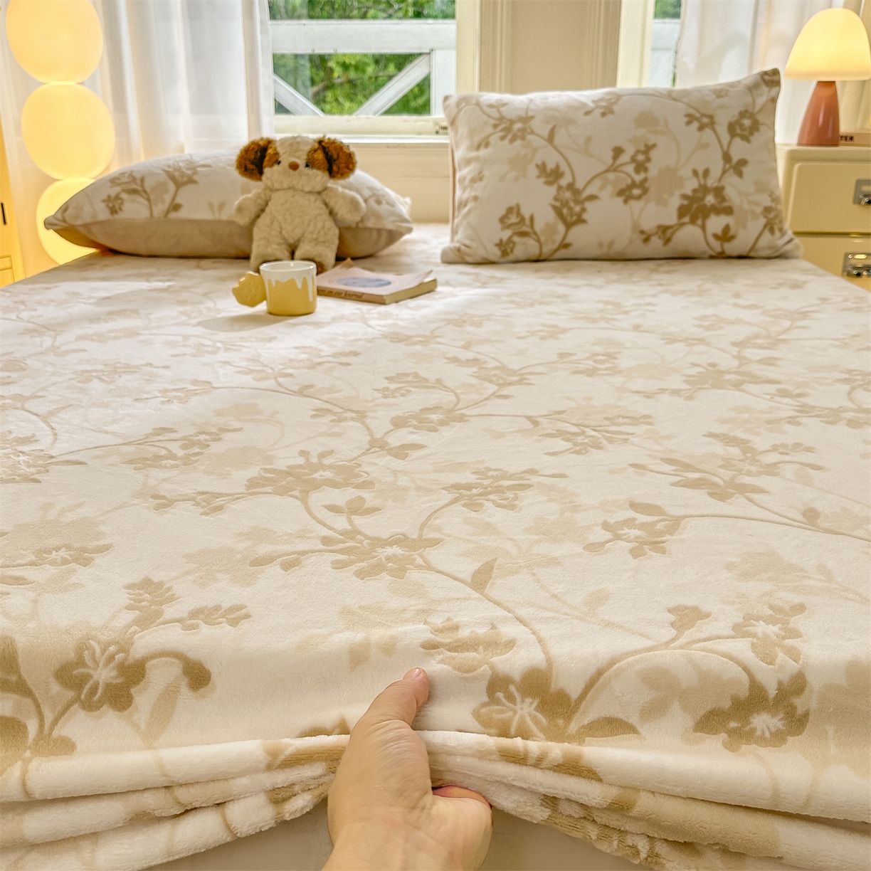 91家纺网 家纺一手货源 找家纺 灰鲸 2025新款立体雕花牛奶绒床笠 繁花-杏