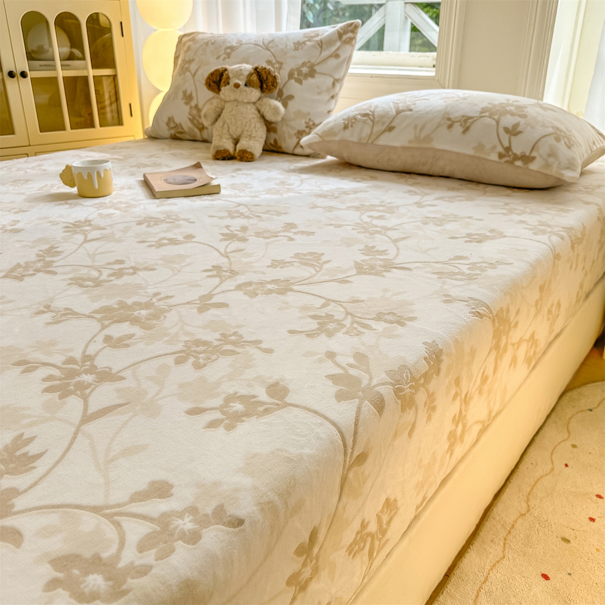 91家纺网 家纺一手货源 找家纺 灰鲸 2025新款立体雕花牛奶绒床笠 繁花-杏