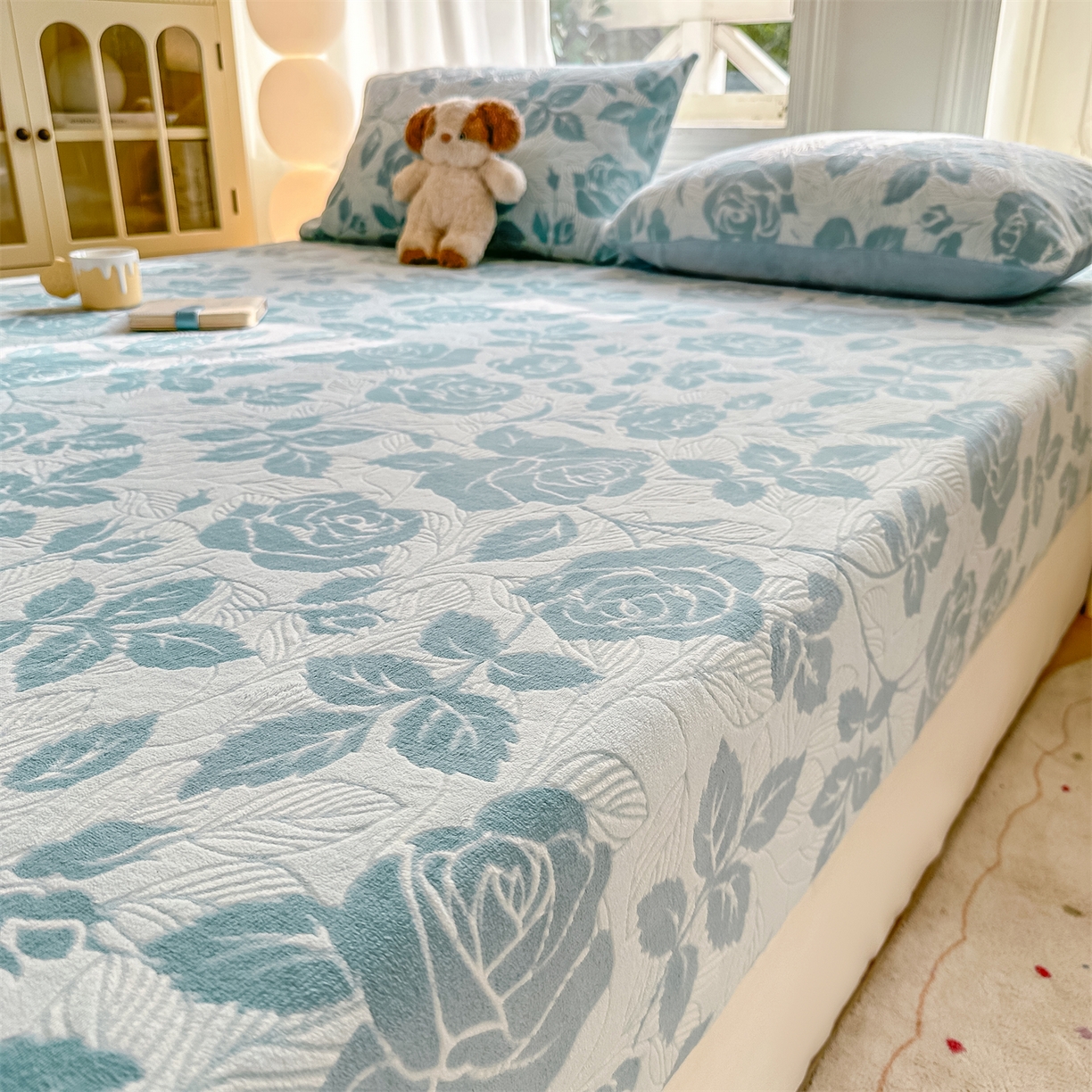 91家纺网 家纺一手货源 找家纺 灰鲸 2025新款立体雕花牛奶绒床笠 爱意-蓝