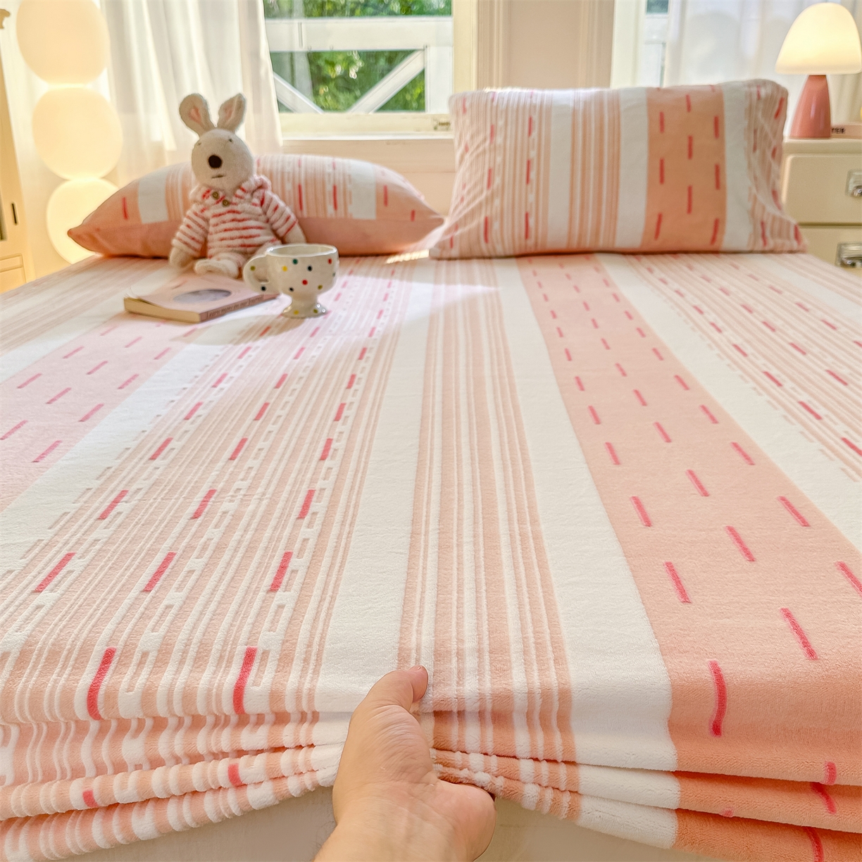 91家纺网 家纺一手货源 找家纺 灰鲸 2025新款立体雕花牛奶绒床笠 速写-粉