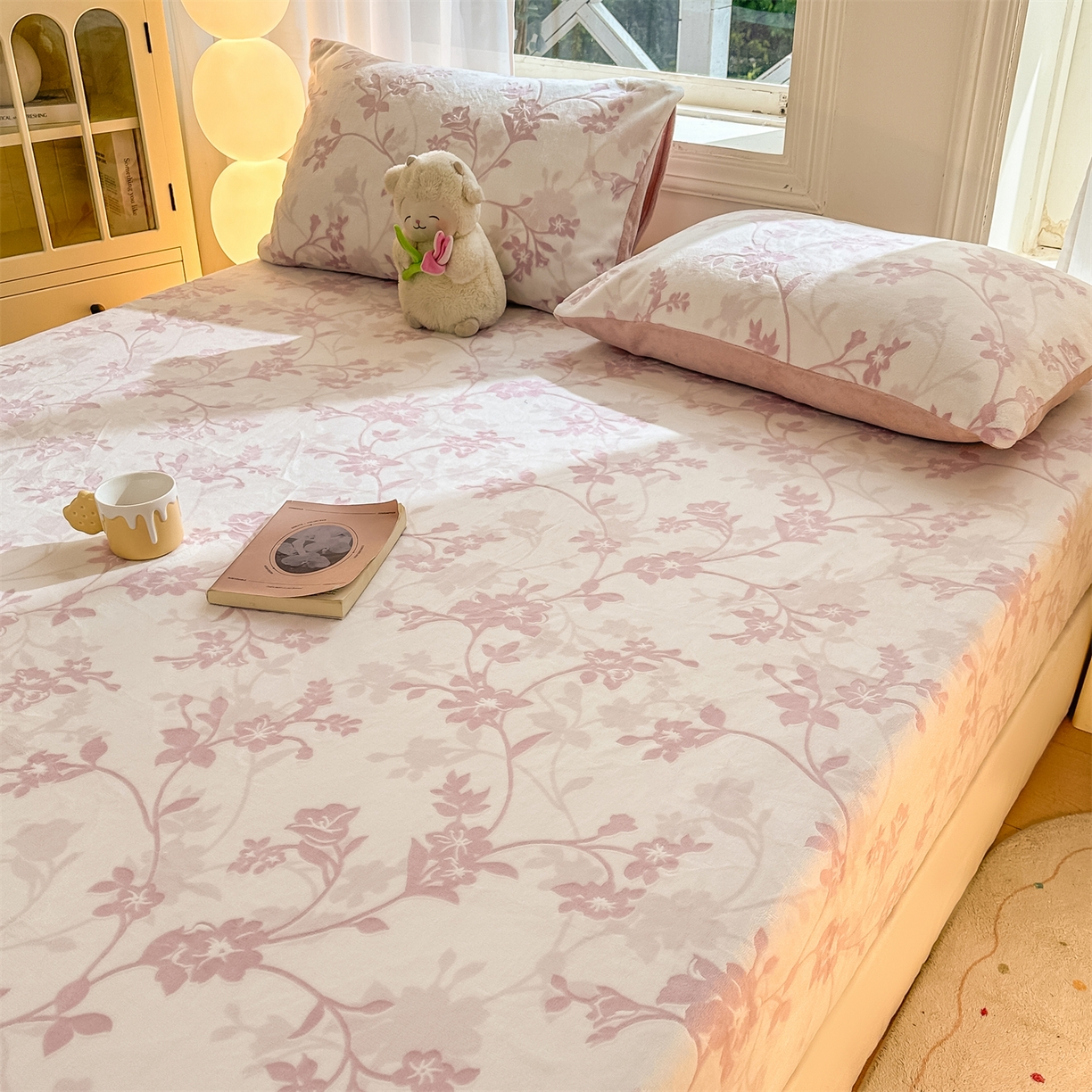 91家纺网 家纺一手货源 找家纺 灰鲸 2025新款立体雕花牛奶绒床笠 繁花-粉