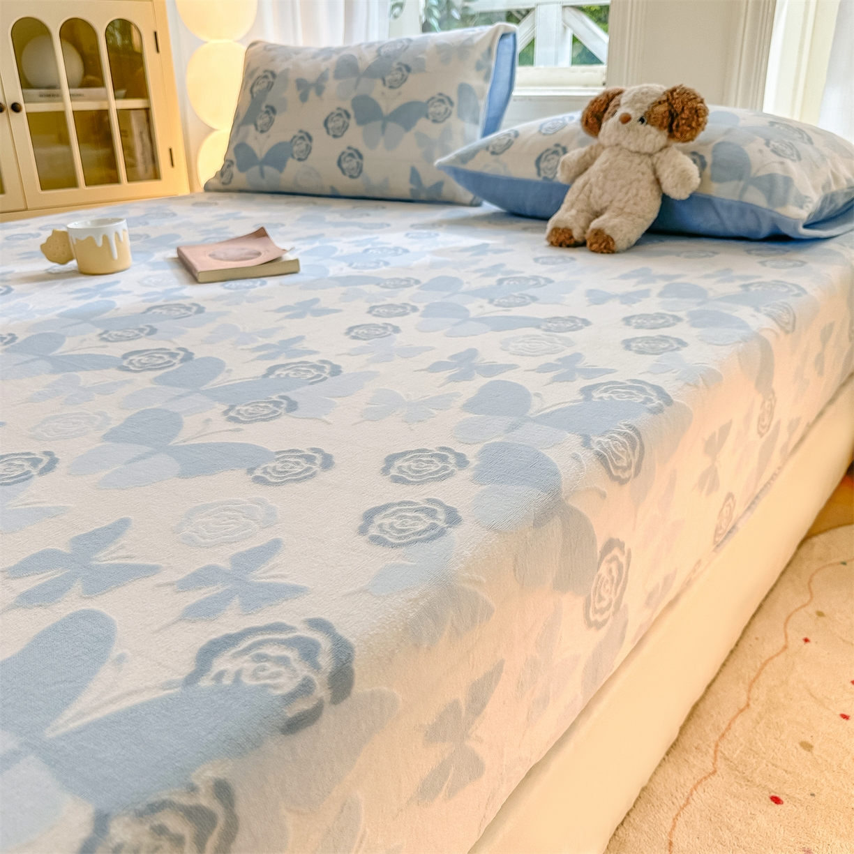 91家纺网 家纺一手货源 找家纺 灰鲸 2025新款立体雕花牛奶绒床笠 蝶花-蓝