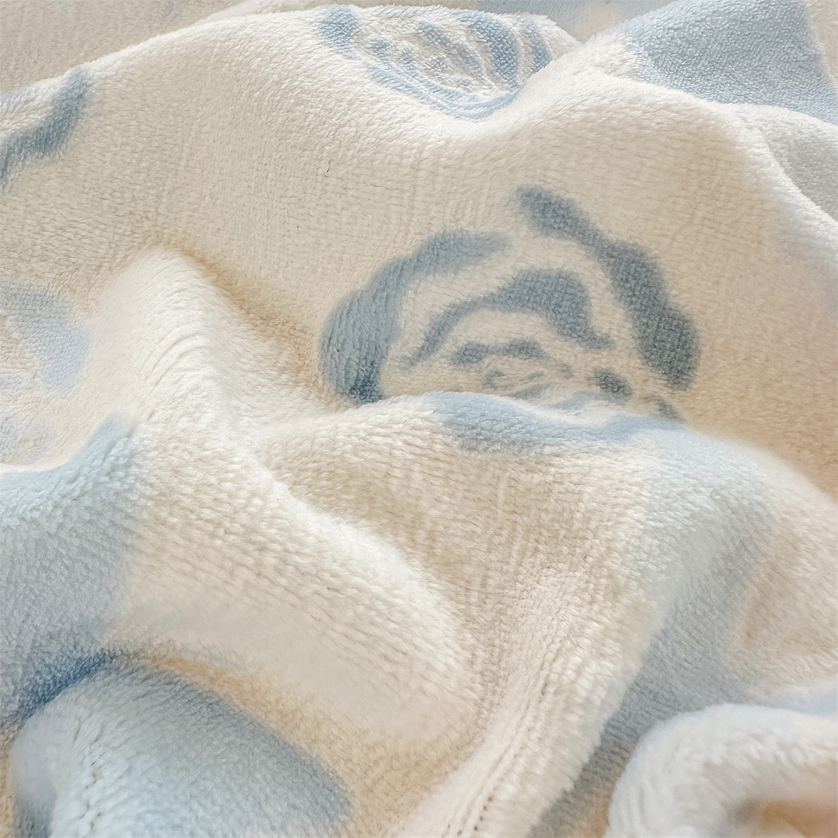 91家纺网 家纺一手货源 找家纺 灰鲸 2025新款立体雕花牛奶绒床笠 蝶花-蓝