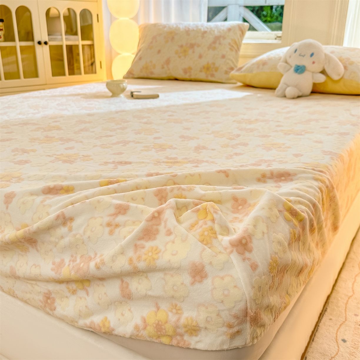 91家纺网 家纺一手货源 找家纺 灰鲸 2025新款立体雕花牛奶绒床笠 花海-黄