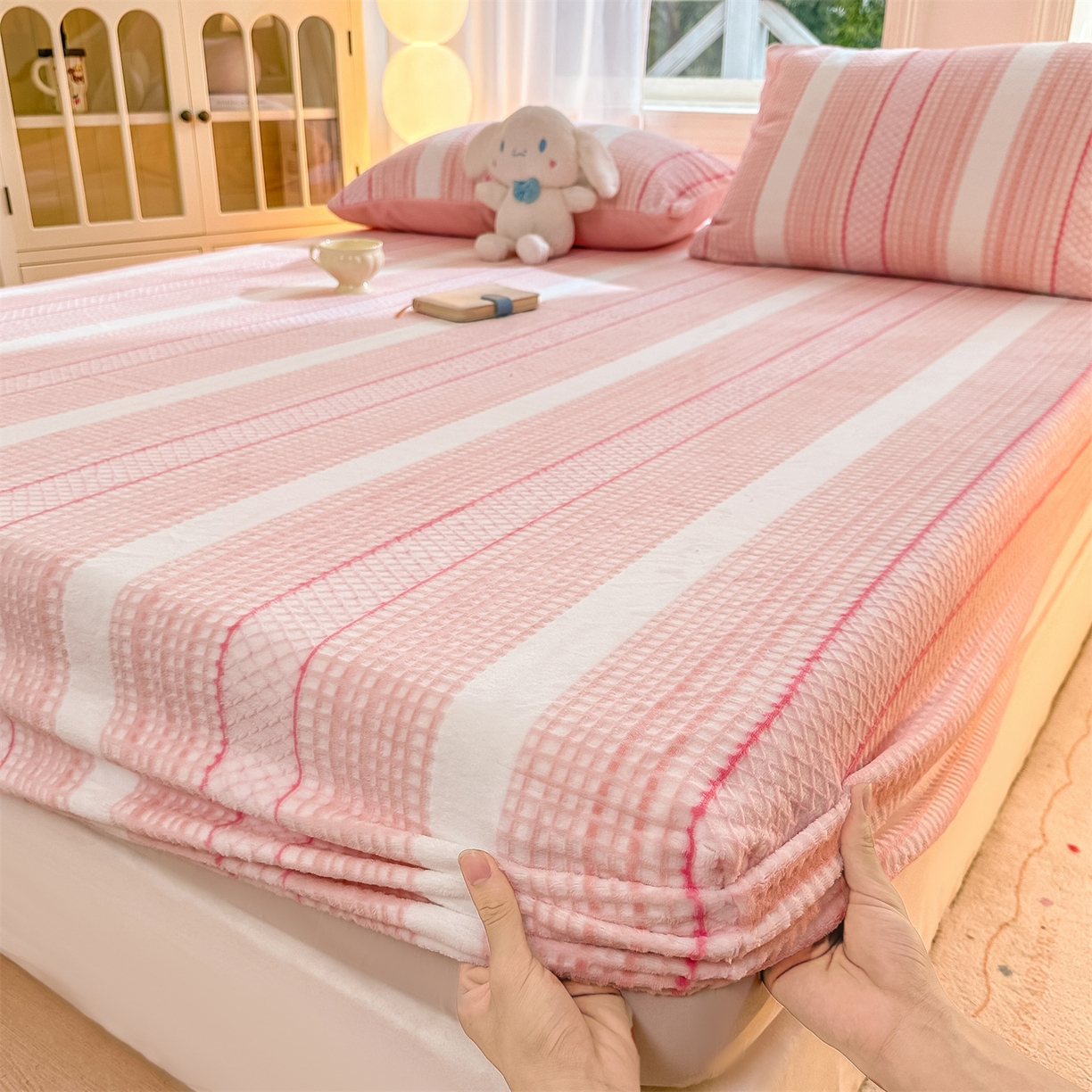 91家纺网 家纺一手货源 找家纺 灰鲸 2025新款立体雕花牛奶绒床笠 泛歌-粉