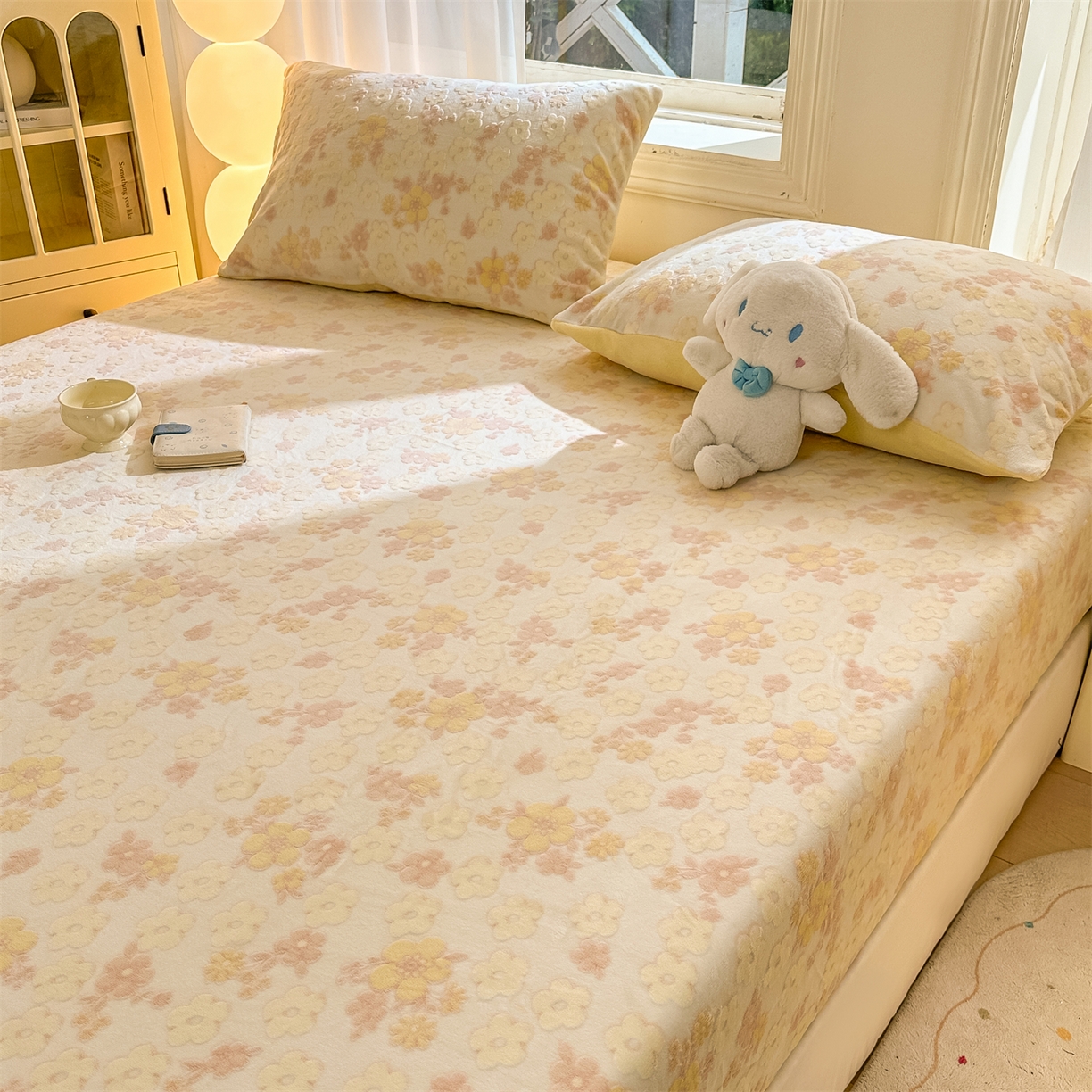 91家纺网 家纺一手货源 找家纺 灰鲸 2025新款立体雕花牛奶绒床笠 花海-黄