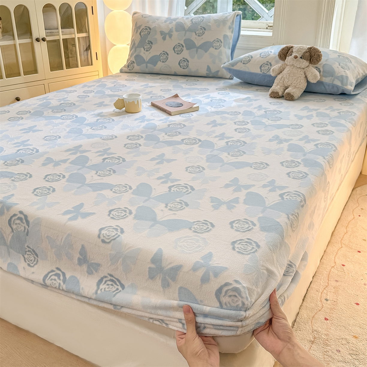 91家纺网 家纺一手货源 找家纺 灰鲸 2025新款立体雕花牛奶绒床笠 蝶花-蓝