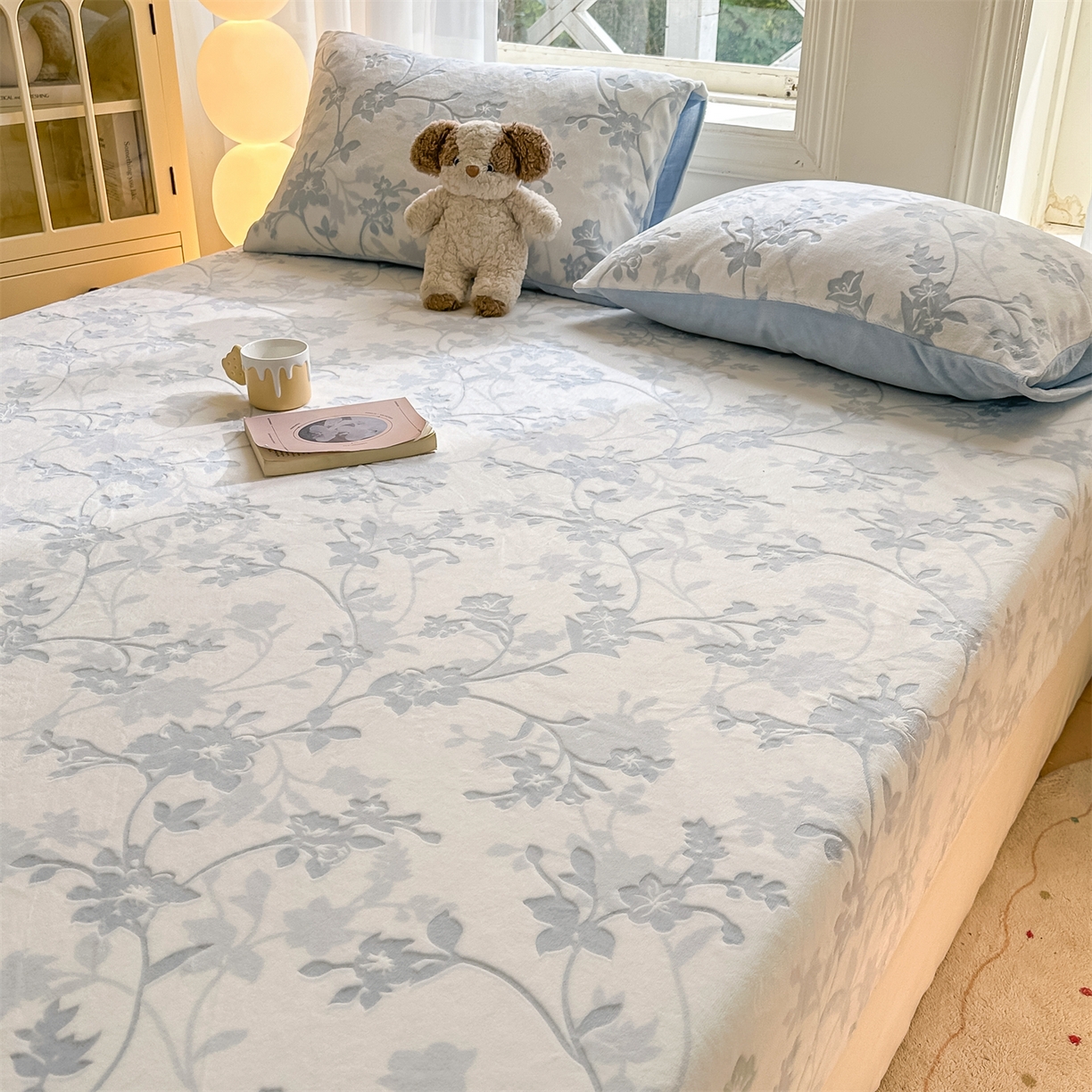 91家纺网 家纺一手货源 找家纺 灰鲸 2025新款立体雕花牛奶绒床笠 繁花-蓝