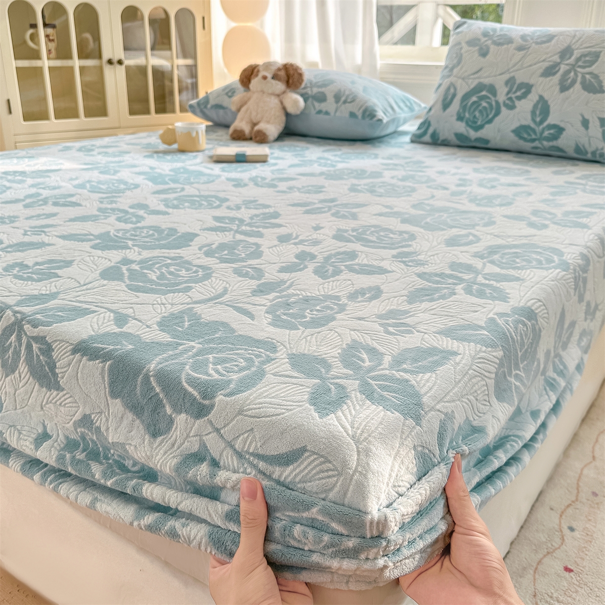 91家纺网 家纺一手货源 找家纺 灰鲸 2025新款立体雕花牛奶绒床笠 爱意-蓝