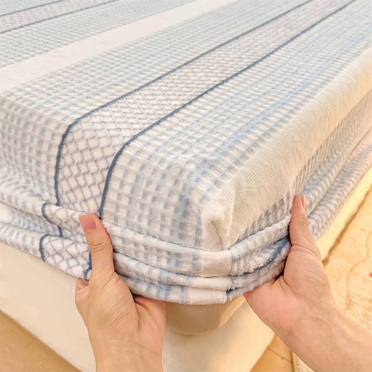 91家纺网 家纺一手货源 找家纺 灰鲸 2025新款立体雕花牛奶绒床笠 泛歌-蓝