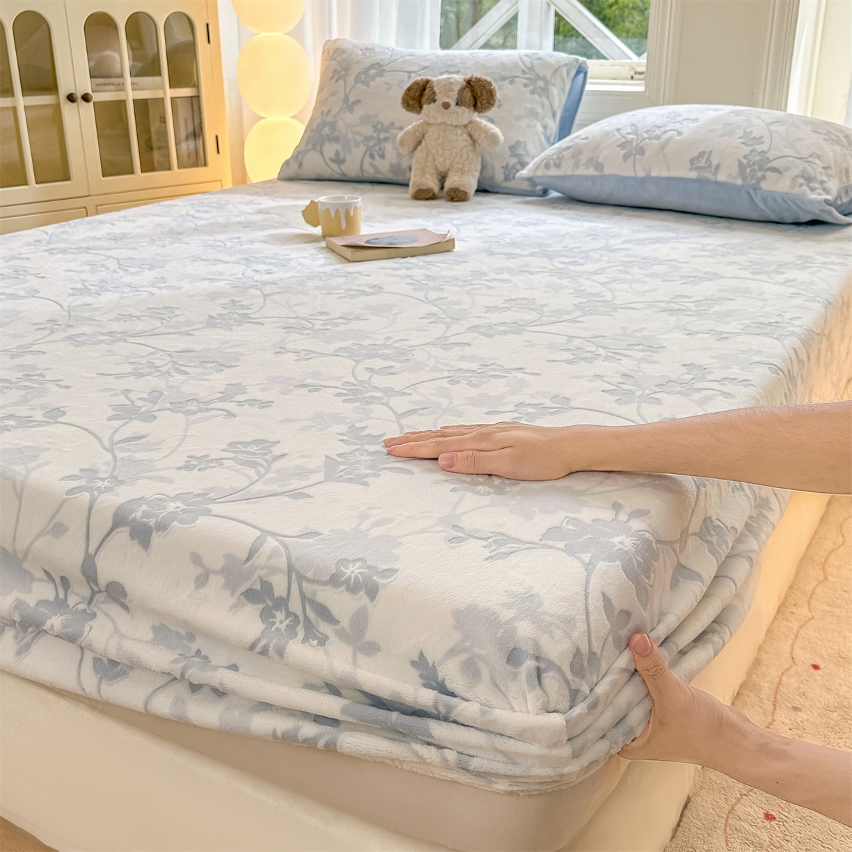 91家纺网 家纺一手货源 找家纺 灰鲸 2025新款立体雕花牛奶绒床笠 繁花-蓝