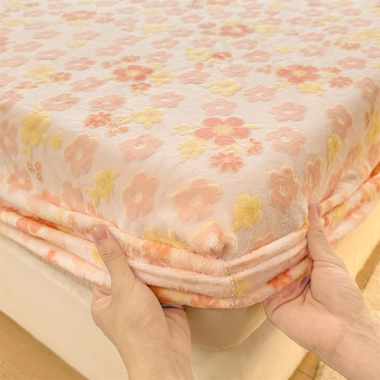 91家纺网 家纺一手货源 找家纺 灰鲸 2025新款立体雕花牛奶绒床笠 花海-粉