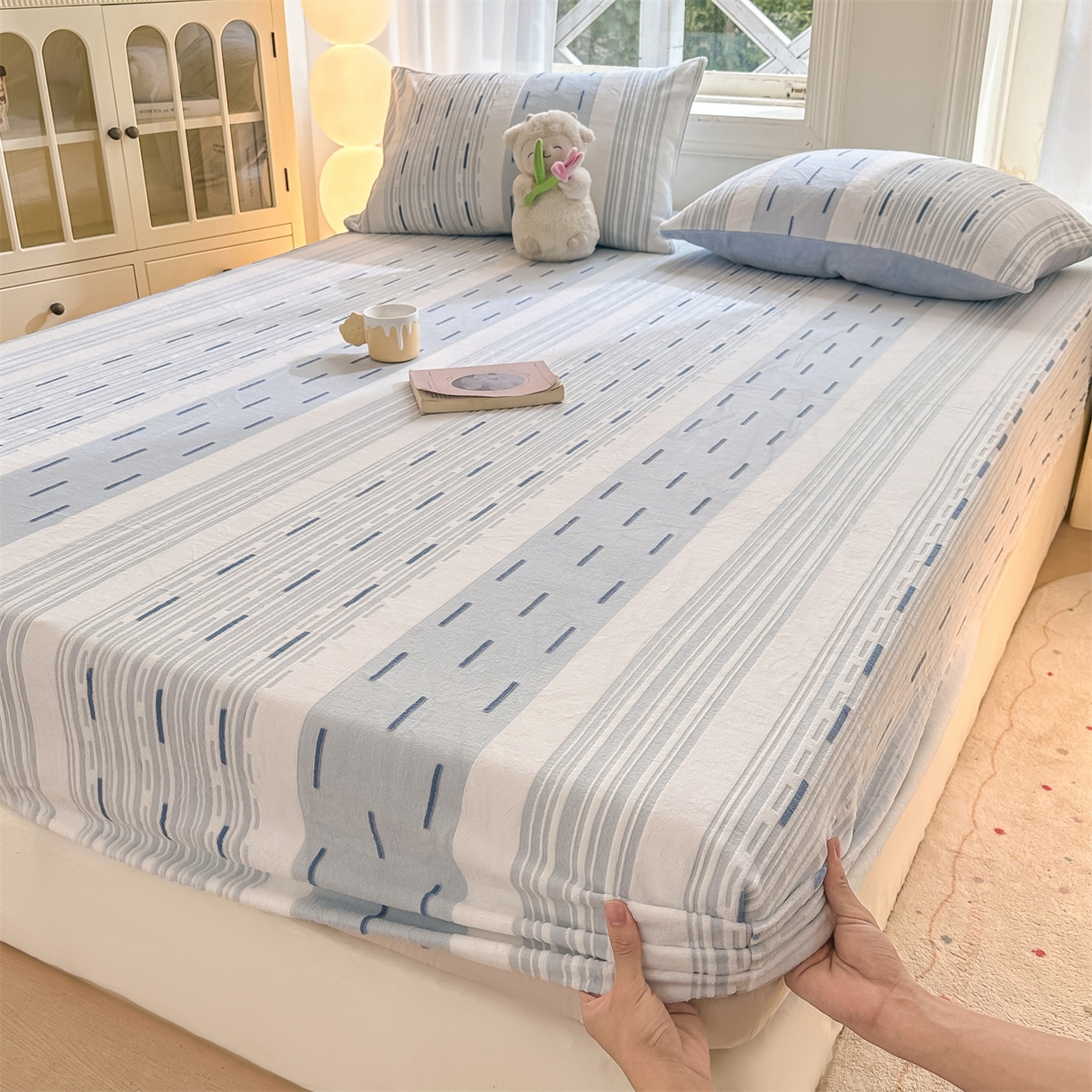 91家纺网 家纺一手货源 找家纺 灰鲸 2025新款立体雕花牛奶绒床笠 速写-蓝