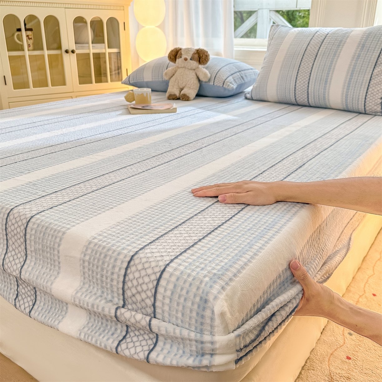 91家纺网 家纺一手货源 找家纺 灰鲸 2025新款立体雕花牛奶绒床笠 泛歌-蓝