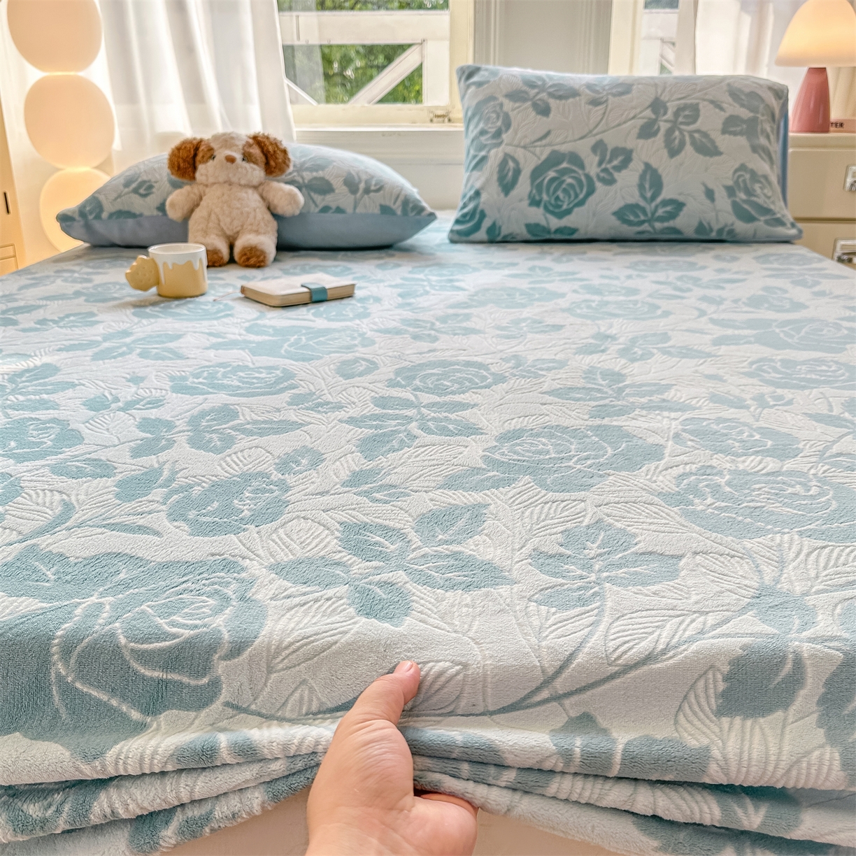 91家纺网 家纺一手货源 找家纺 灰鲸 2025新款立体雕花牛奶绒床笠 爱意-蓝