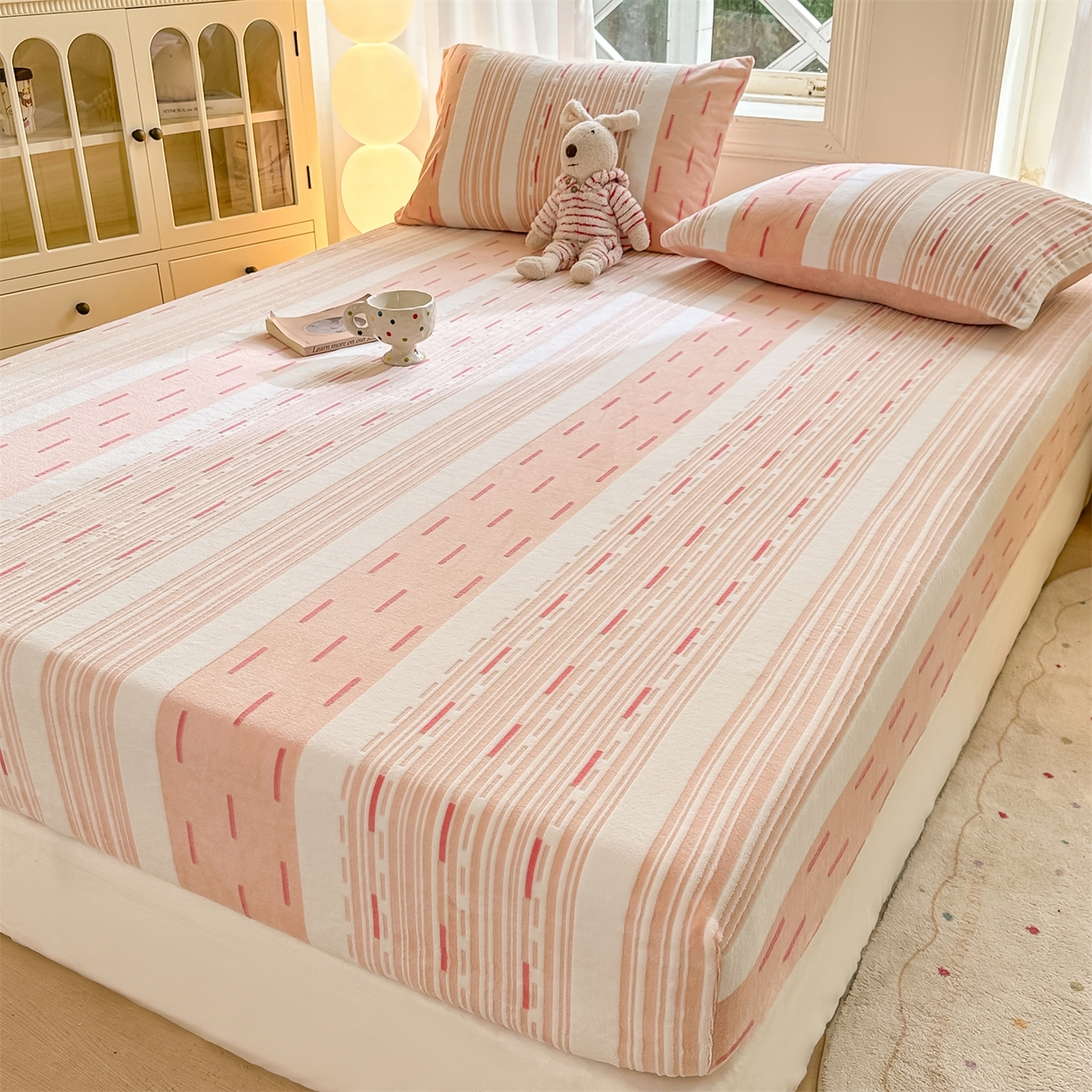 91家纺网 家纺一手货源 找家纺 灰鲸 2025新款立体雕花牛奶绒床笠 速写-粉