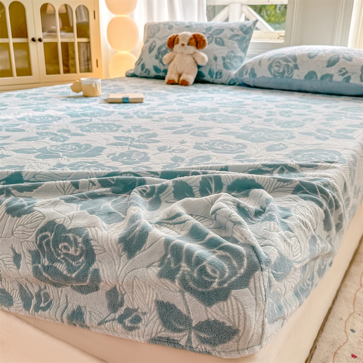 91家纺网 家纺一手货源 找家纺 灰鲸 2025新款立体雕花牛奶绒床笠 爱意-蓝