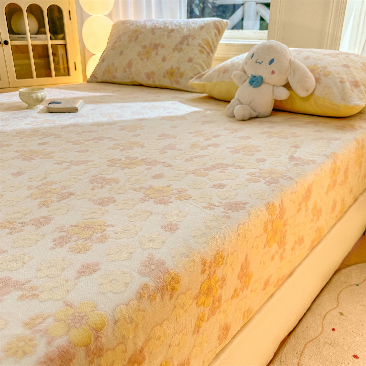 91家纺网 家纺一手货源 找家纺 灰鲸 2025新款立体雕花牛奶绒床笠 花海-黄