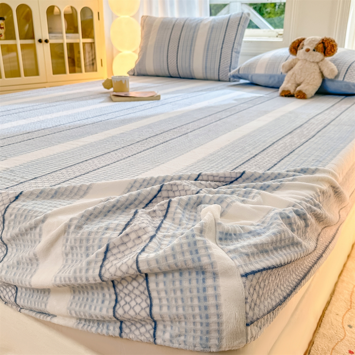 91家纺网 家纺一手货源 找家纺 灰鲸 2025新款立体雕花牛奶绒床笠 泛歌-蓝