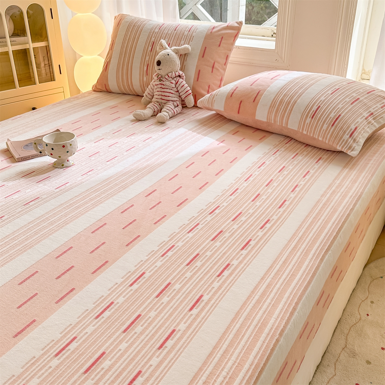 91家纺网 家纺一手货源 找家纺 灰鲸 2025新款立体雕花牛奶绒床笠 速写-粉