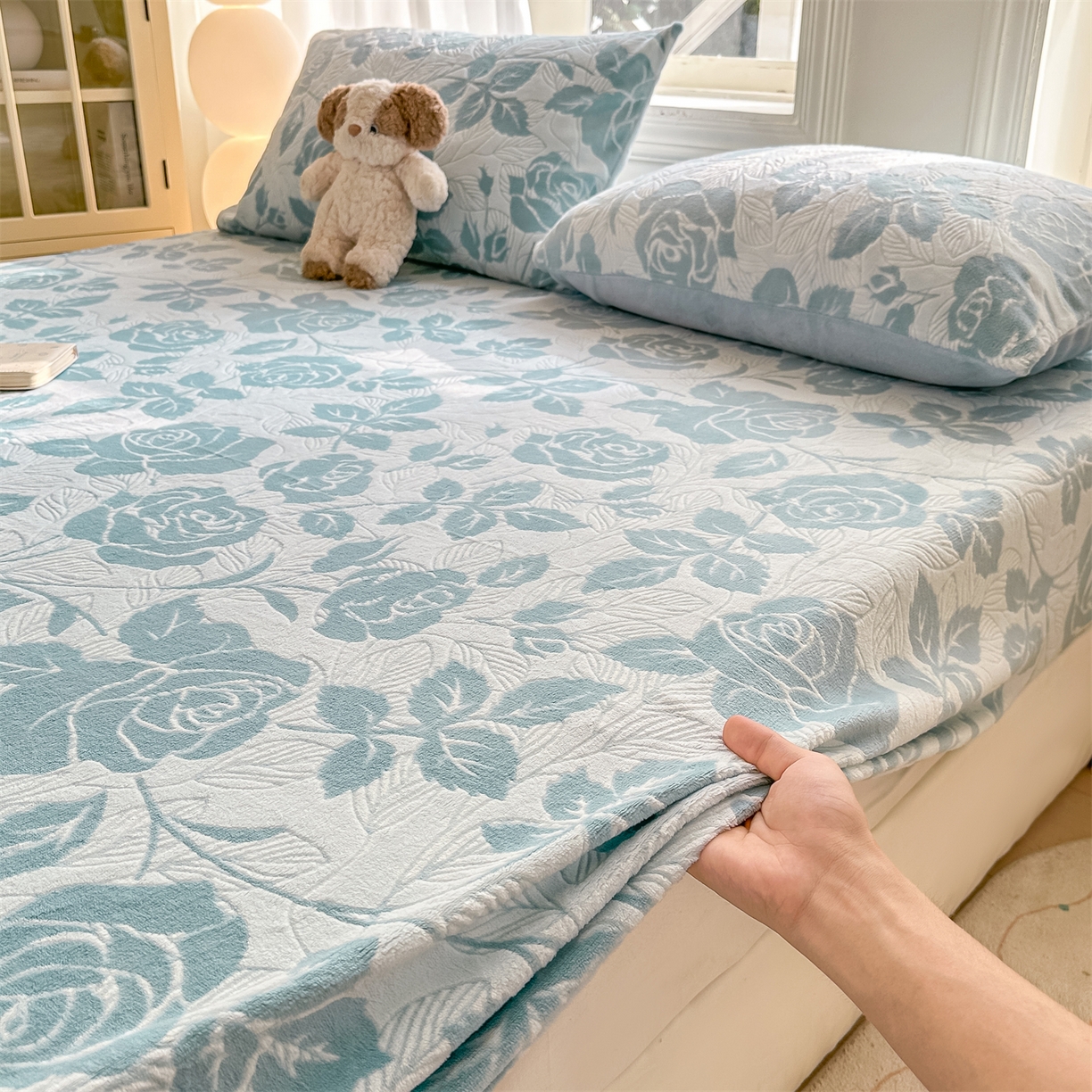 91家纺网 家纺一手货源 找家纺 灰鲸 2025新款立体雕花牛奶绒床笠 爱意-蓝