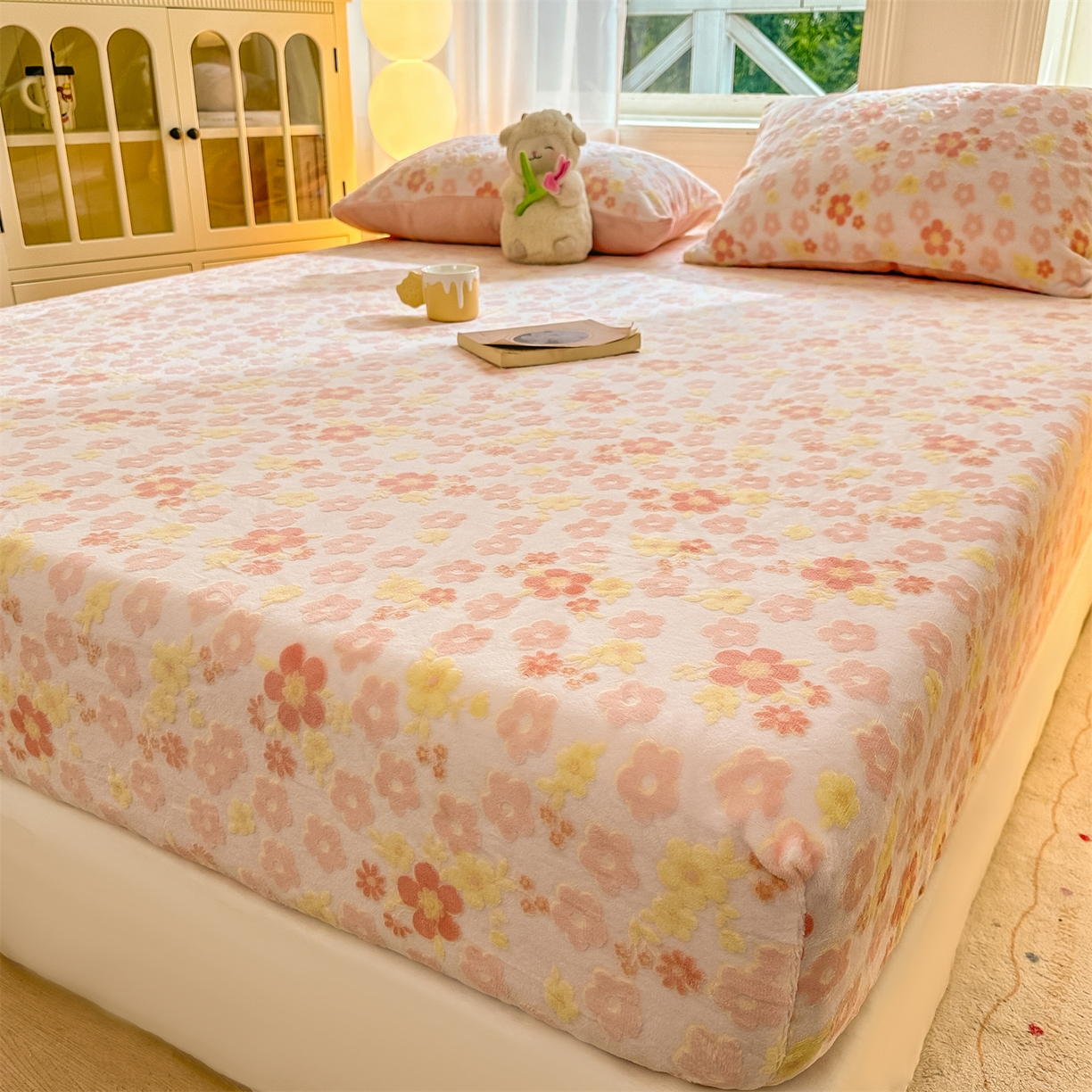 91家纺网 家纺一手货源 找家纺 灰鲸 2025新款立体雕花牛奶绒床笠 花海-粉