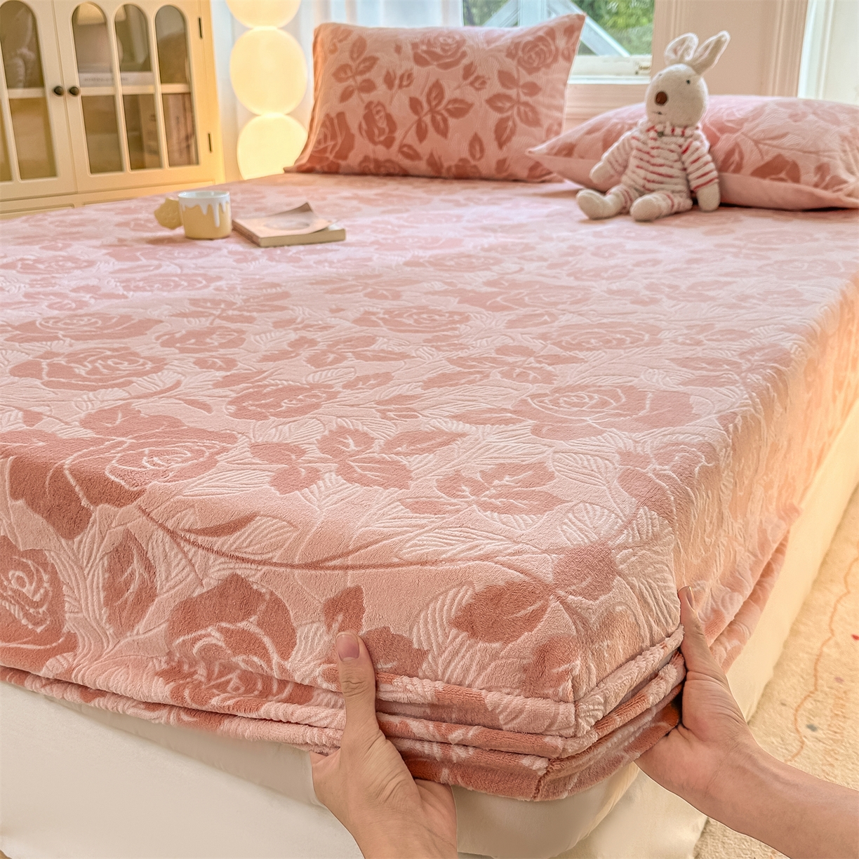 91家纺网 家纺一手货源 找家纺 灰鲸 2025新款立体雕花牛奶绒床笠 爱意-粉