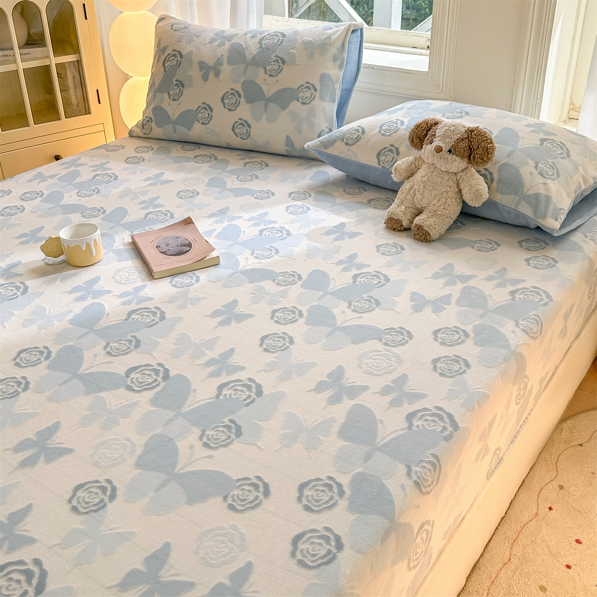 91家纺网 家纺一手货源 找家纺 灰鲸 2025新款立体雕花牛奶绒床笠 蝶花-蓝