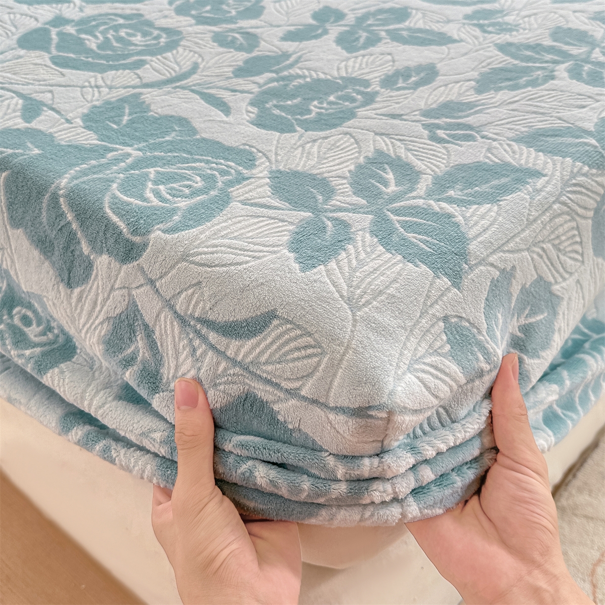 91家纺网 家纺一手货源 找家纺 灰鲸 2025新款立体雕花牛奶绒床笠 爱意-蓝